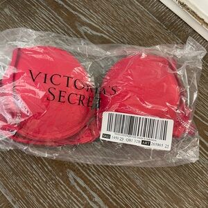 2 new VS Pink bras and 1 panty